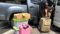 Isi kontainer dokumen dan lain-lain, kata salah seorang penyidik kepada wartawan di lokasi, Jalan Merdeka Timur, Jakpus.