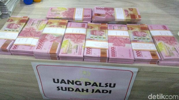 Barang bukti yang diamankan polisi dari sindikat pengedar di Karawang.