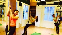 Ternyata, ia juga hobi yoga, gerakannya gelantungan gitu loh. Foto : Instagram @rinrinmarinka