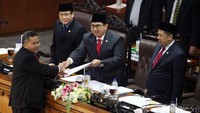 Laporan sidang diawali pemaparan Wakil Ketua Komisi III DPR Trimedya Panjaitan. Berdasarkan hasil fit and proper test, Komisi III DPR setuju Arief Hidayat maju dua periode di MK.