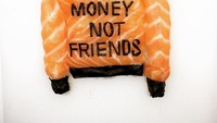 Jaket ini dibuat dengan nasi, lapisan tipis salmon dan nori. Bertuliskan Make money not friends sushi ini tampil unik dan fashionable. Foto: Yujia Hu