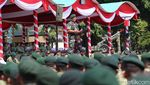 Foto: Berpamitan, Panglima TNI Salami Prajurit Kostrad