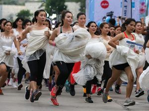 Unik! Ratusan Calon Pengantin Ini Ikuti Lomba Lari