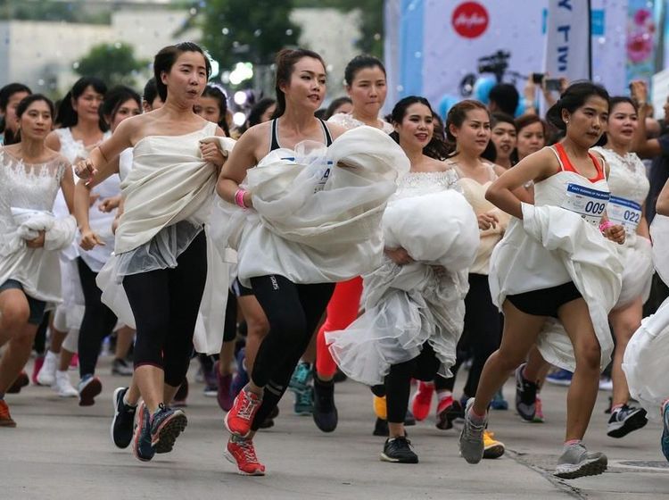 Unik! Ratusan Calon Pengantin Ini Ikuti Lomba Lari
