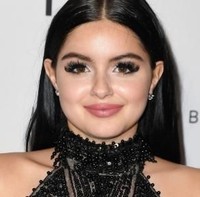 Bernama lengkap Ariel Winter Workman, aktris yang lahir pada 28 Januari 1998 (19 tahun) ini terkenal akan perannya sebagai Alex Dunphy dalam serial televisi Modern Family. Saat itu rambut panjangnya berwarna pirang, berbeda dengan kini yang rambutnya tampil begitu hitam. Foto: Instagram, Getty Images.