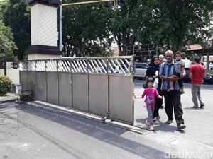 Polisi Tahan Kakek yang Tega Umpankan Cucu ke Monyet