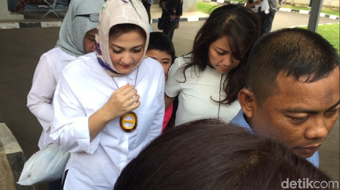 Usai Jenguk Suaminya, Istri Novanto Hanya Diam Sambil Gandeng Anak