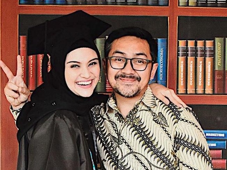 Zee Zee Shahab Lulus S2 dengan Cum Laude, Prabu: Keren Nggak Tuh! Zee Zee Shahab Lulus S2 dengan Cum Laude, Prabu: Keren Nggak Tuh!