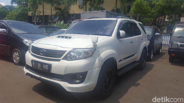  Mobil bos First Travel di Kejari Depok, Kamis (7/12/2017)