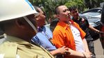 Foto: Tiba di Kejari Depok, Bos First Travel Girang Banget