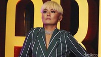 Agnez memilih bergaya boyish dengan setelan hitam. Pool/Ismail/detikFoto.