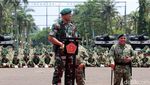Foto: Berpamitan, Panglima TNI Salami Prajurit Kostrad