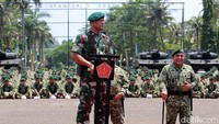 Saya datang ke sini hanya menyampaikan bahwa sama-sama kita ketahui, sesuai dengan konstitusi, sejak tanggal 4 Desember 2017 kemarin Presiden telah mengirim surat kepada DPR untuk meminta persetujuan penggantian saya sebagai Panglima TNI, sekaligus persetujuan menunjuk Marsekal Hadi Tjahjanto sebagai Panglima TNI yang baru, kata Jenderal TNI Gatot Nurmantyo. Pool/Penkostrad.