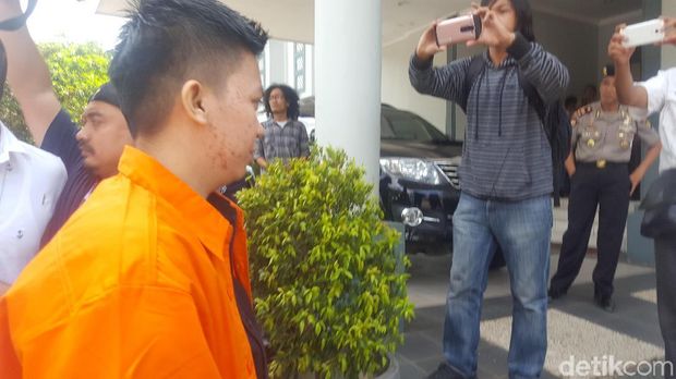 Kiki Hasibuan, tersangka kasus dugaan penipuan perjalanan umrah First Travel di Kejari Depok, Kamis (7/12/2017)