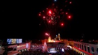 Upacara penyalaan lampu pada pohon Natal ini digelar pada 2 Desember lalu, dengan acara meriah yang diwarnai pesta kembang api. Foto: REUTERS/Mussa Qawasma