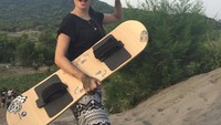 Aktivitas Sandboard juga menjadi rutinitasnya lho kalau sedang liburan. Foto : Instagram @rinrinmarinka