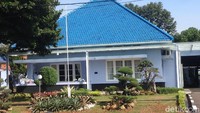 Gentingnya dicat biru, begitu juga dengan tembok rumahnya