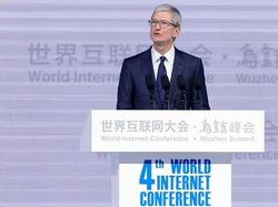 CEO Apple, CEO Google, dan CEO Xiaomi Tampil Sepanggung