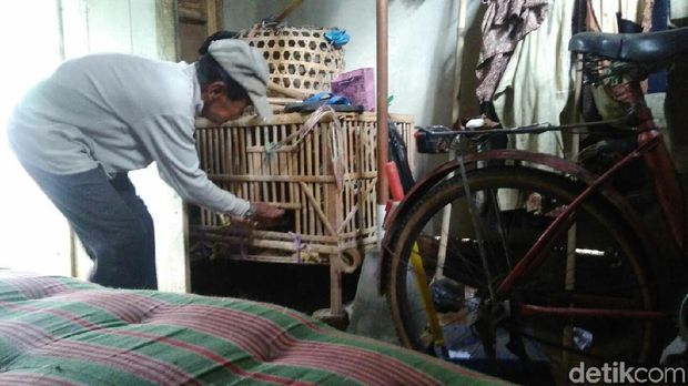 Suasana di dalam tempat tinggal mbah Waki.