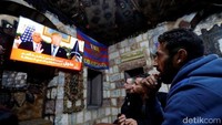 Foto: Warga Palestina menyaksikan siaran langsung pernyataan Trump soal Yerusalem di Kota Nablus, Tepi Barat. (REUTERS/Abed Omar Qusini)
