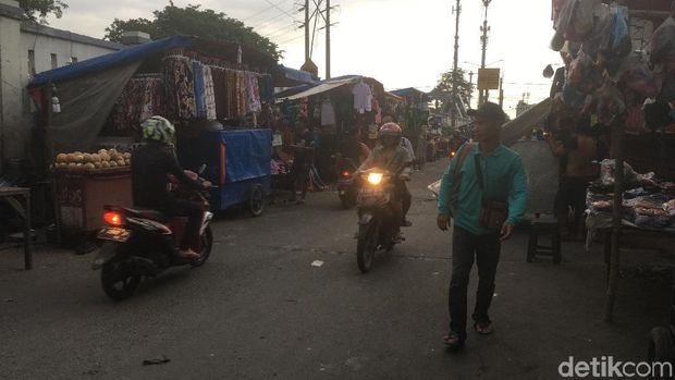 Penampakan PKL di sepanjang Kali Sekretaris Jakarta Barat