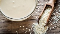 Tahini banyak dipakai di masakan Mediterania. Berupa bumbu yang terbuat dari wijen panggang. Bisa disajikan sebagai celupan atau dijadikan bahan utama hummus. Tahini tinggi kandungan asam lemak omega 3 dan 6. Foto: iStock