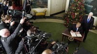 Kementerian Luar Negeri Iran juga mengecam keputusan kontroversial Trump itu. Langkah yang dilakukan oleh AS melanggar resolusi internasional, tulis pernyataan tersebut. Foto menunjukkan momen saat Trump menandatangani kebijakannya soal status Yerusalem. (Jonathan Ernst/Reuters)