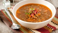 Untuk hangatkan badan, sup lentil jadi favorit warga Palestina. Bahan utamanya kacang lentil yang tinggi serat. Ada juga yang menambahkan daging. Selain Palestina, sup lentil populer di Lebanon dan Syria. Foto: iStock