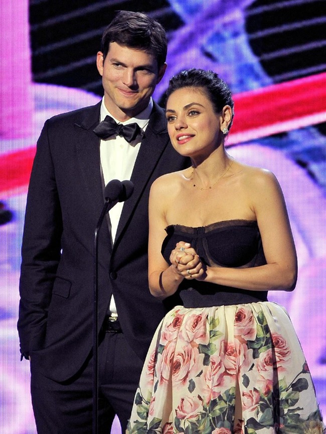 Pasangan yang telah dikaruniai dua anak itu hadir sebagai presenter untuk memberikan penghargaan kepada ilmuwan Kim Nasmyth. (Foto: Jesse Grant/Getty Images)