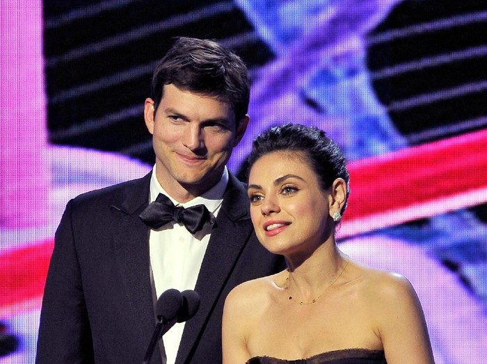 MOUNTAIN VIEW, CA - DECEMBER 03:  Actors Ashton Kutcher (L) and Mila Kunis attend the 2018 Breakthrough Prize at NASA Ames Research Center on December 3, 2017 in Mountain View, California.  (Photo by Jesse Grant/Getty Images)