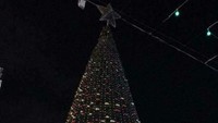 Namun pada Rabu (6/12) malam waktu setempat, lampu pada pohon Natal itu tak lagi menyala terang seperti sebelumnya. Foto: @naglaSalahEldin/Twitter