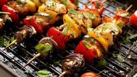 Yang juga populer di Palestina adalah shish kebab. Potongan daging sapi, kambing atau ayam dipanggang hingga matang. Kadang kala juga diselipi potongan sayuran. Foto: iStock