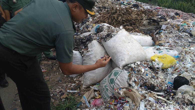 Sampah Alat Medis di Cirebon Diduga Berasal dari Pengusaha Rongsok Sampah Alat Medis di Cirebon Diduga Berasal dari Pengusaha Rongsok