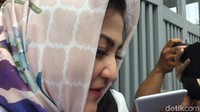 Saat ditanya soal pertemuan dengan suaminya, Deisti hanya menunduk. Dia juga tidak menjawab soal pelimpahan berkas dakwaan suaminya ke pengadilan kemarin (6/12).