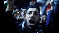 Aksi protes berjalan damai dan area unjuk rasa dijaga ketat oleh kepolisian. (Osman Orsal/Reuters)