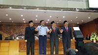 Keempat tokoh itu kemudian menyunggingkan senyum dan berpegangan tangan. (Foto: Dok. Istimewa)