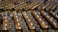 Paripurna digelar di gedung Nusantara I DPR, Senayan, Jakarta, Kamis (7/12/2017). Berdasarkan absensi, sebanyak 382 dari 560 anggota absen. Sebanyak 118 anggota meminta izin.