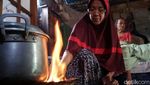 Miris! Ibu Ini Masak Pakai Kayu Bakar Karena Elpiji Langka