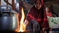 Salah seorang warga Desa Ampekale, Sitti Sadariah mengatakan, sejak dua minggu terakhir, tidak ada satupun warung yang menjual gas elpiji di dua desa pesisir itu. Merekapun terpaksa menggunakan kayu bakar untuk memasak.