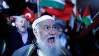 Dalam aksinya, para demonstran membacakan pernyataan yang menyebut krisis Palestina menjadi persoalan bersama bagi seluruh muslim. (Osman Orsal/Reuters)