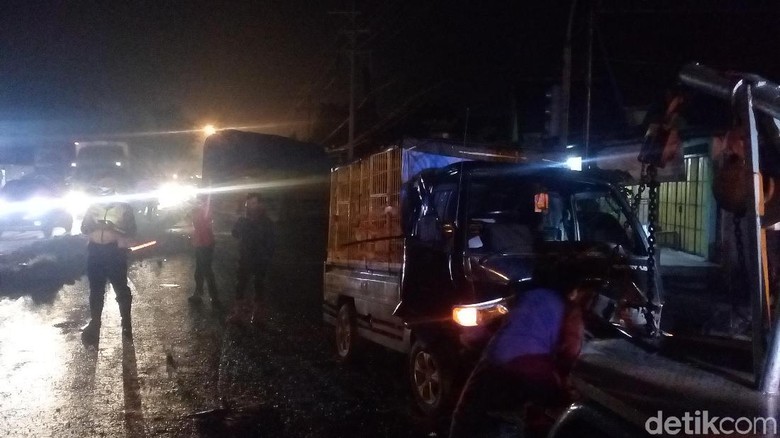 Truk Tronton Vs Pikap di Simpang 4 Trowulan, Sopir Luka Truk Tronton Vs Pikap di Simpang 4 Trowulan, Sopir Luka