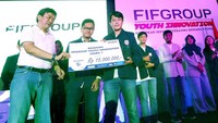 President & CEO FIFGROUP Margono Tanuwijaya memberikan apresiasi kepada pemenang Kompetisi Ide Bisnis FIFGROUP Youth Innovation 2017 di ICE BSD. Pool/FIFGROUP.