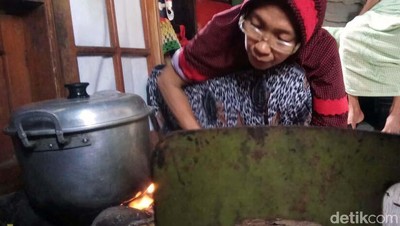 Miris! Ibu Ini Masak Pakai Kayu Bakar Karena Elpiji Langka