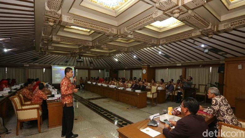 Gubernur Ganjar Usul Perawat Honorer Digaji Layak Gubernur Ganjar Usul Perawat Honorer Digaji Layak