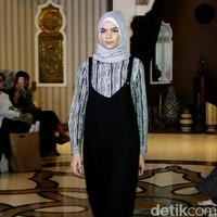 Rancangan busana muslim terbaru dari creative director brand SUQMA, Jenahara Nasution, yang mengusung tema Djellaba, bertempat di Rumah Maroko, Menteng, Jakarta. [6/12/2017]. Foto: Mohammad Abduh/Wolipop