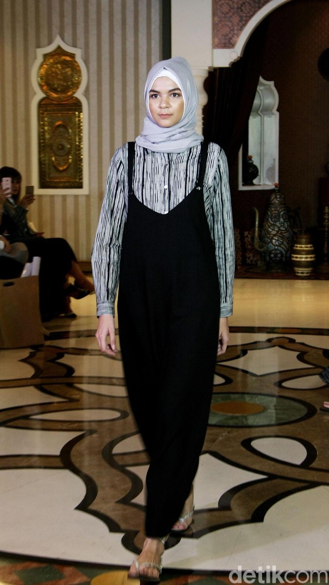 Rancangan busana muslim terbaru dari creative director brand SUQMA, Jenahara Nasution, yang mengusung tema Djellaba, bertempat di Rumah Maroko, Menteng, Jakarta. [6/12/2017]. Foto: Mohammad Abduh/Wolipop