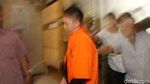 Foto: Tiba di Kejari Depok, Bos First Travel Girang Banget