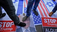 Ada pula yang menginjak-injak foto Trump (Foto: AFP PHOTO / MAHMUD HAMS)