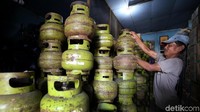 Seorang pedagang merapikan tabung elpiji ukuran 3 kg di kiosnya di Mampang Prapatan, Jakarta Selatan.