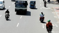Beberapa pengendara bahkan memboncengkan anak-anak.